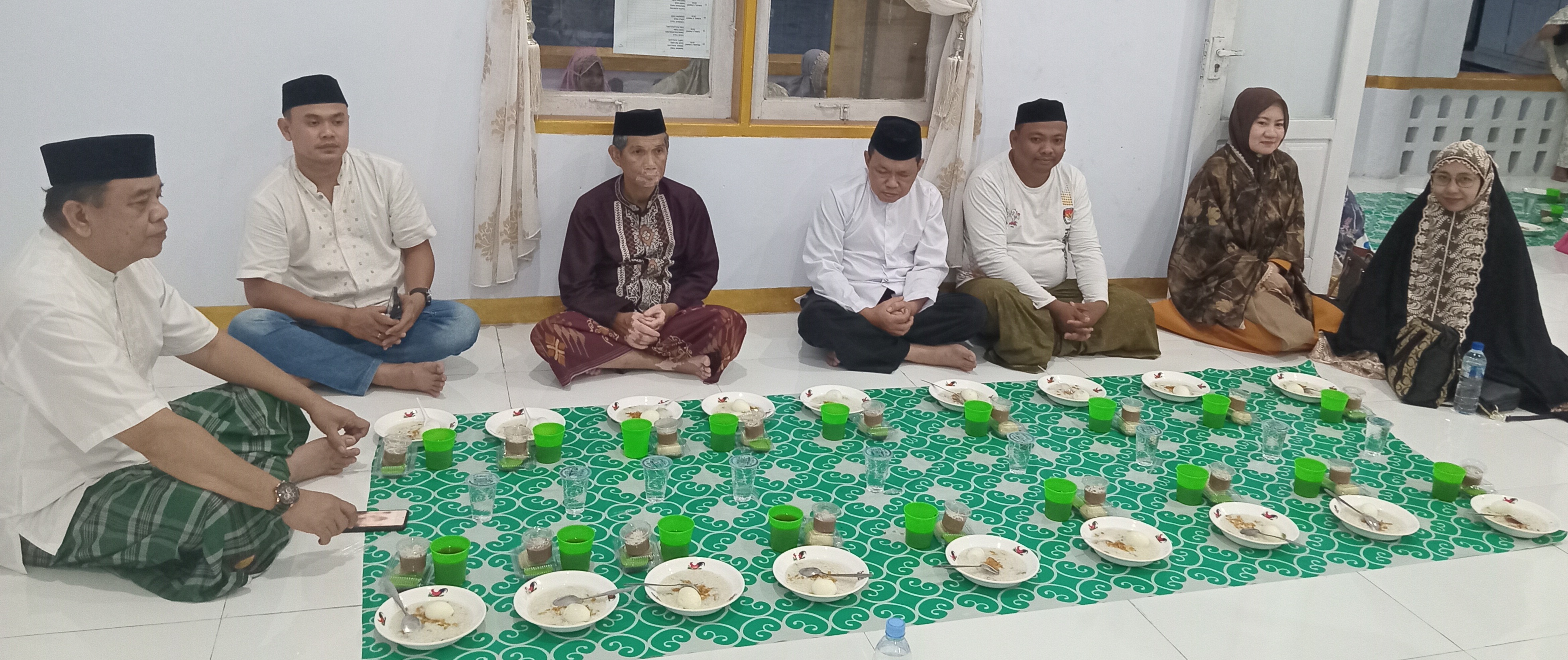 Ketua MUI Kabupaten Gorontalo Bersama Kabag Kesra dan Staf Bagian Kesra Setda Kab. Gorontalo Berbuka Puasa di Masjid Al-Muthmainnah Bumela