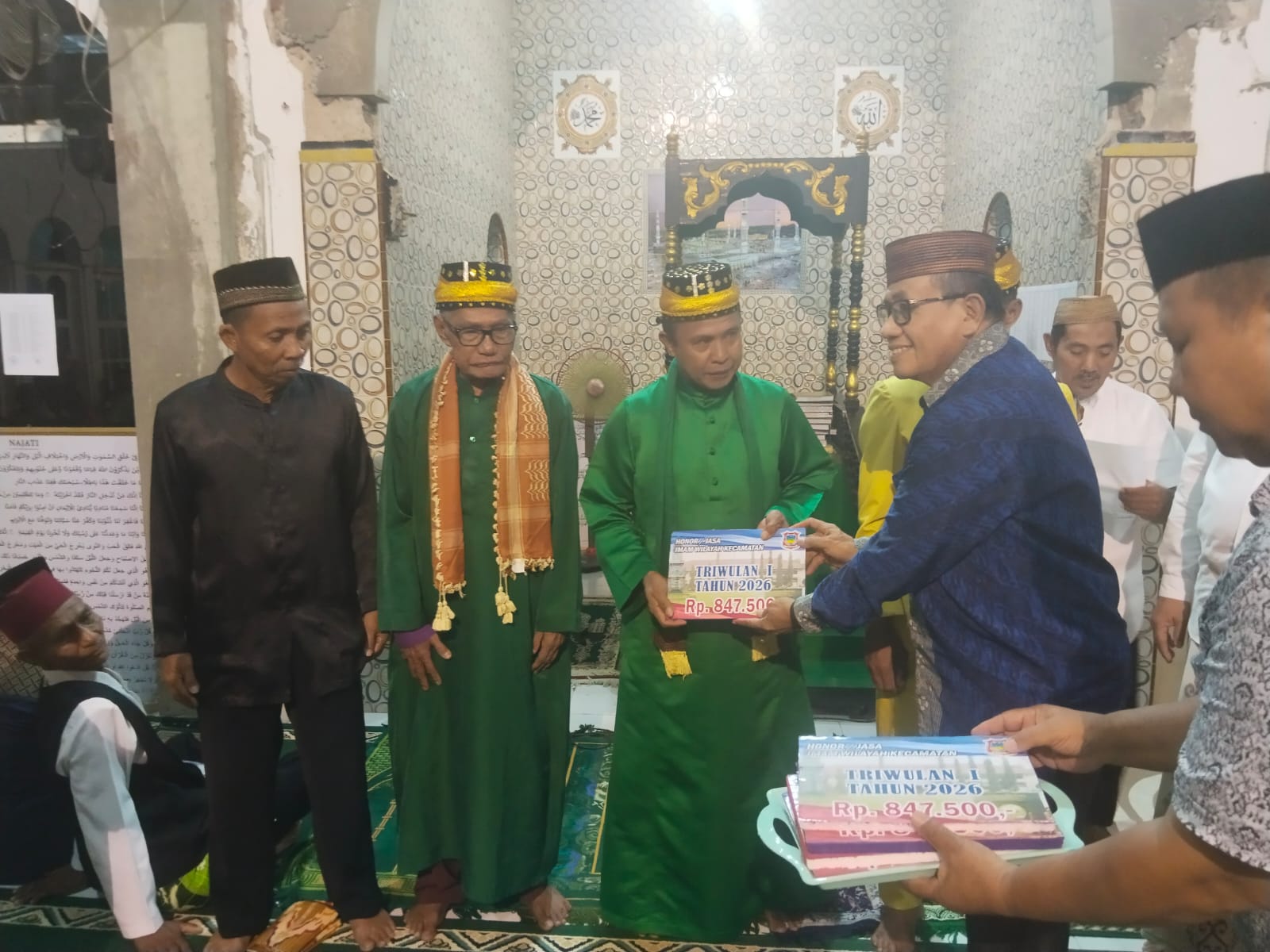 Dr. Safwan Tahir Bano, Serahkan Voucher Jasa Pemangku Adat dalam Safari Ramadhan Pemerintah Kabupaten Gorontalo di Desa Pilohayanga
